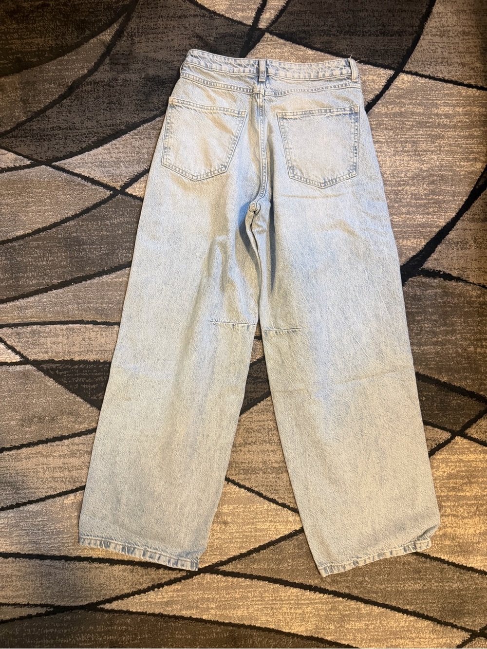 H&M LIGHT WASH BARELL JEANS - Picture 4 of 4